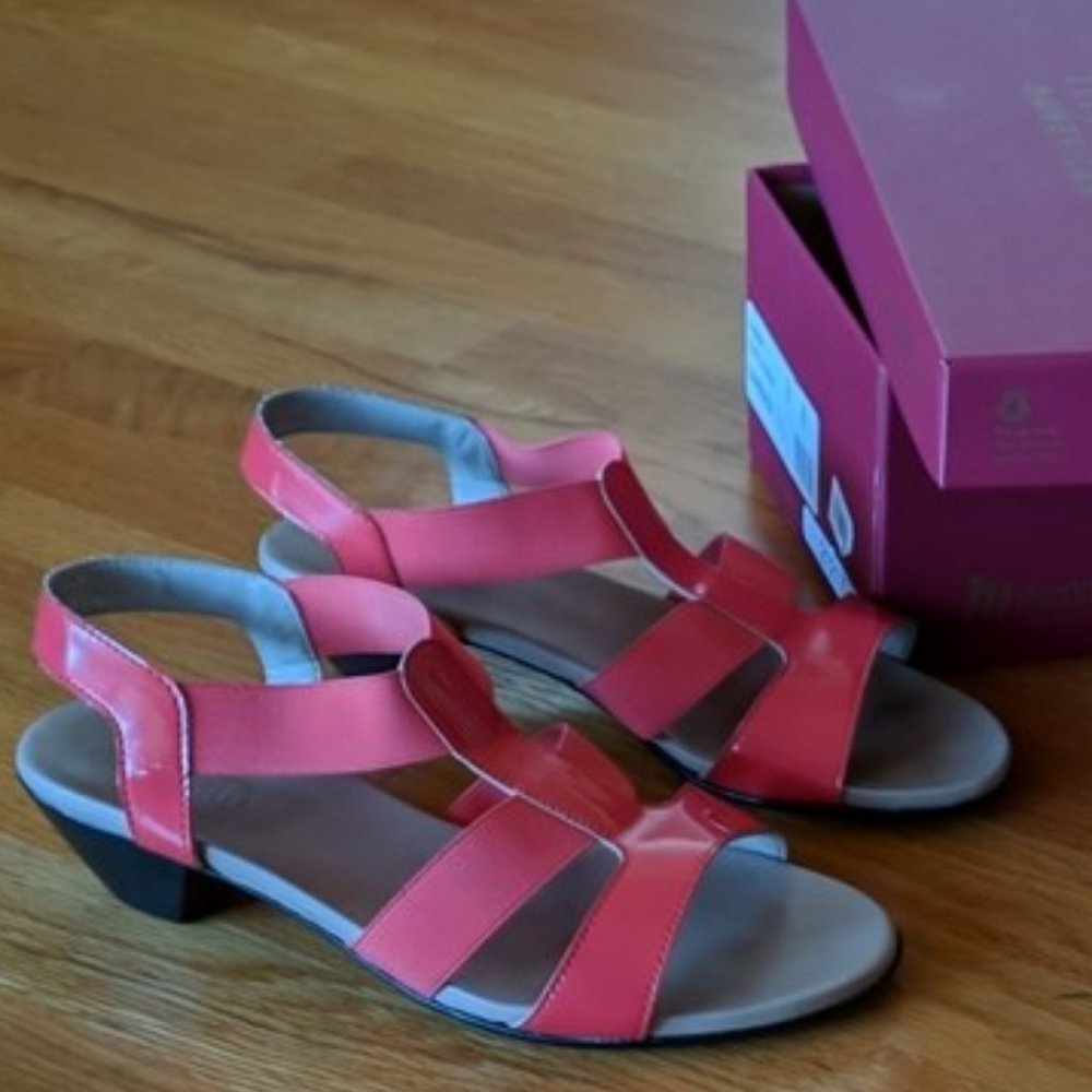 Munro Carmen Patent Sandals 9 W